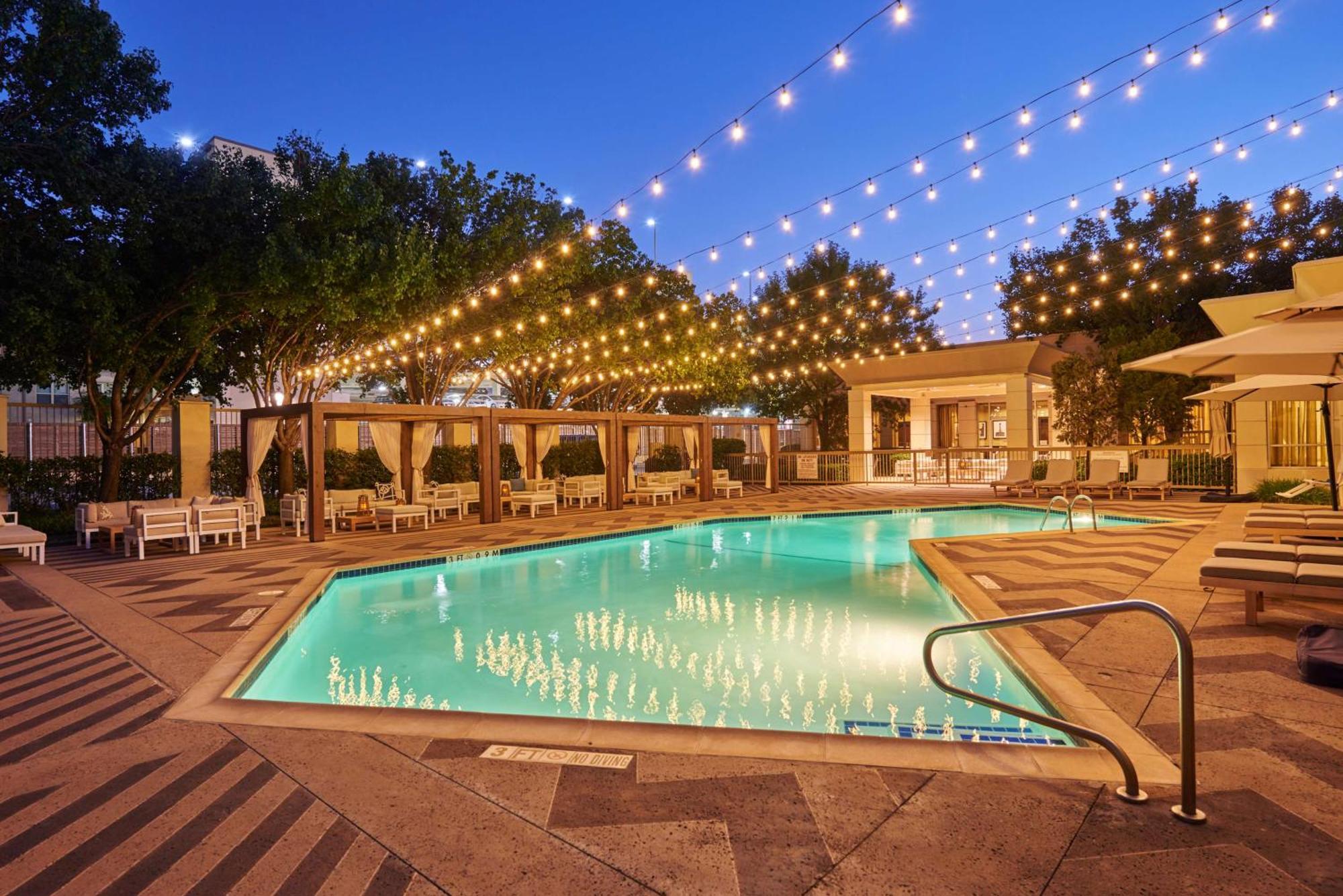 Doubletree By Hilton Dallas Market Center Exterior foto